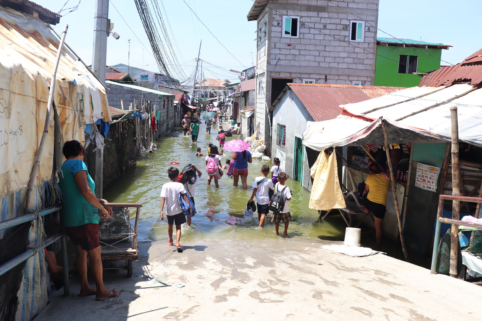 In der Gemeinde Masantol auf den Philippinen stehen oft ganze Straßen unter Wasser