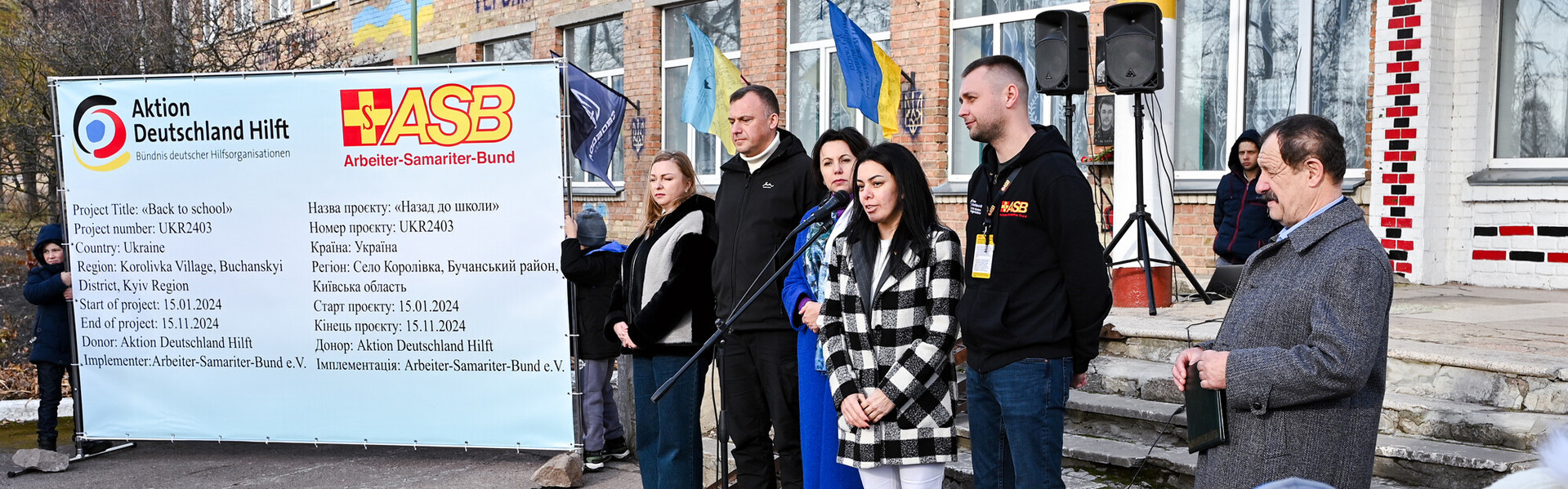 Die ASB-Länderdirektorin Fatima Azizova (am Mikrofon) eröffnet den neuen Schutzraum der Korolivskyi-Schule in Buchanskyi in der Nähe von Kiew
