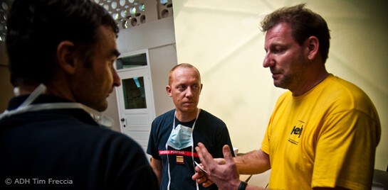 Gregor Werth von Help im Gespräch mit Nothelfern