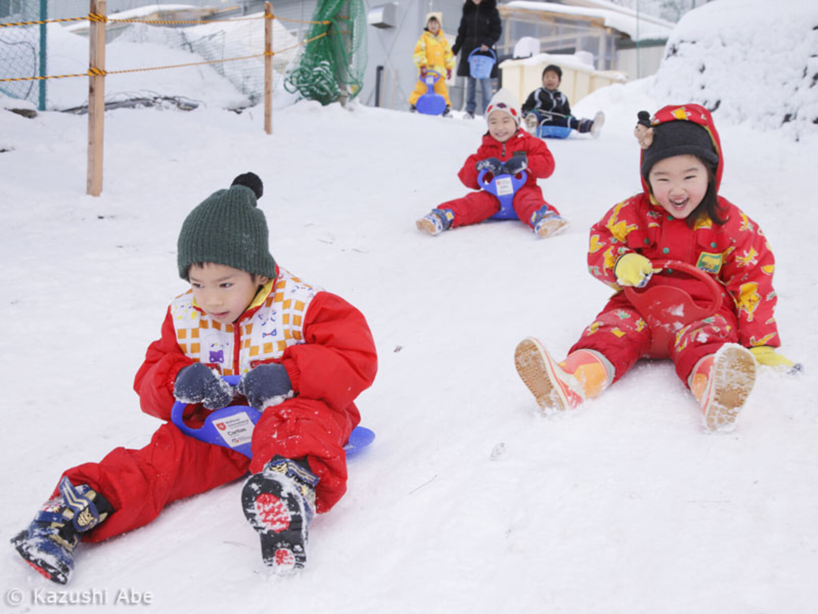 Die Kinder des Malteser-Kinderheims Fujinosono in Ichinoseki spielen im Schnee.