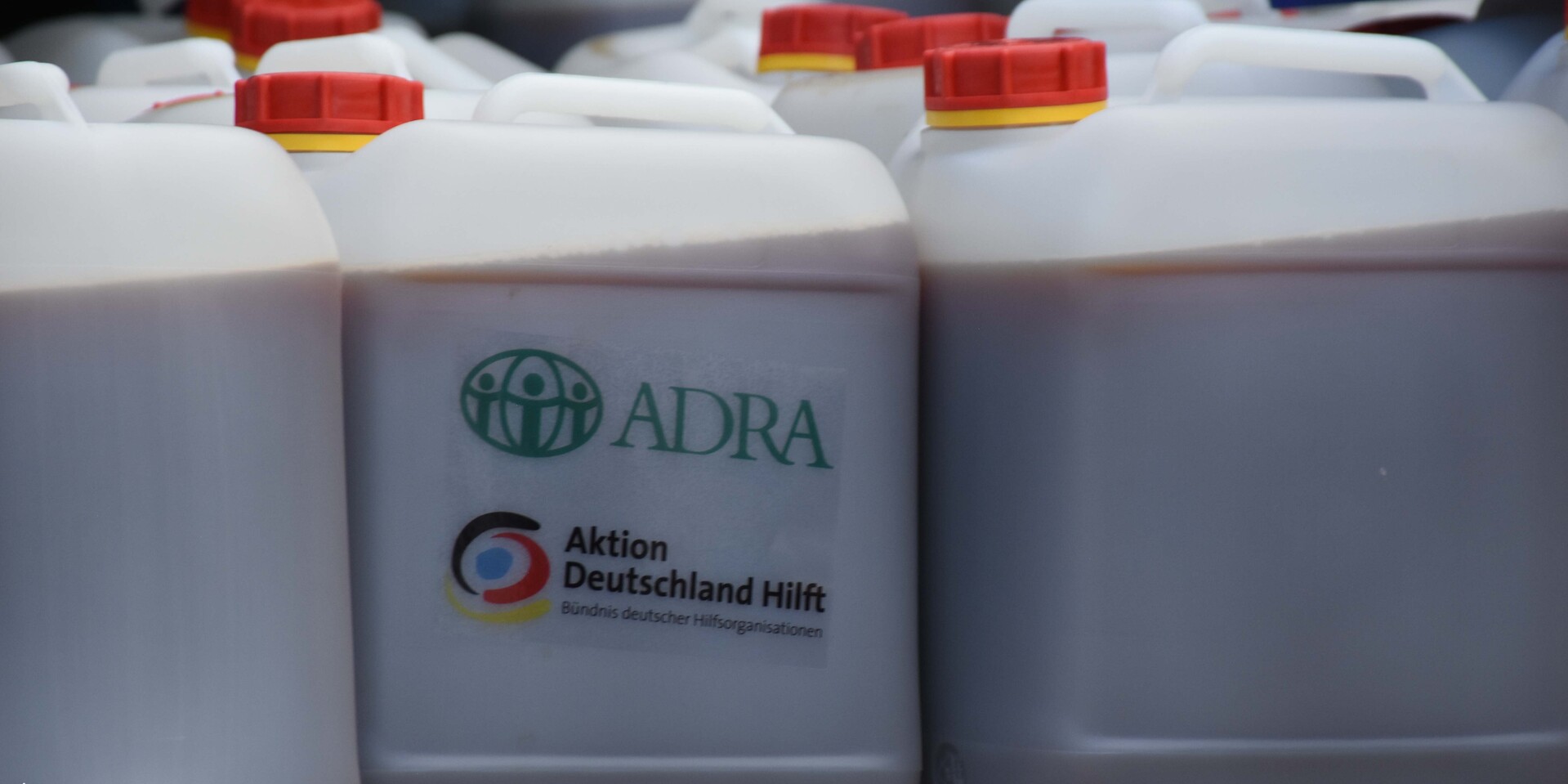 Unsere Bündnisorganisation ADRA verteilt Effektive Mikroorganismen im Hochwassergebiet Unsere Bündnisorganisation ADRA verteilt Effektive Mikroorganismen im Hochwassergebiet