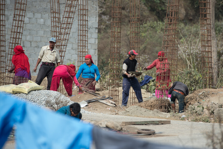Männer und Frauen nach dem schweren Erdbeben in Nepal beim Wiederaufbau Männer und Frauen nach dem schweren Erdbeben in Nepal beim Wiederaufbau