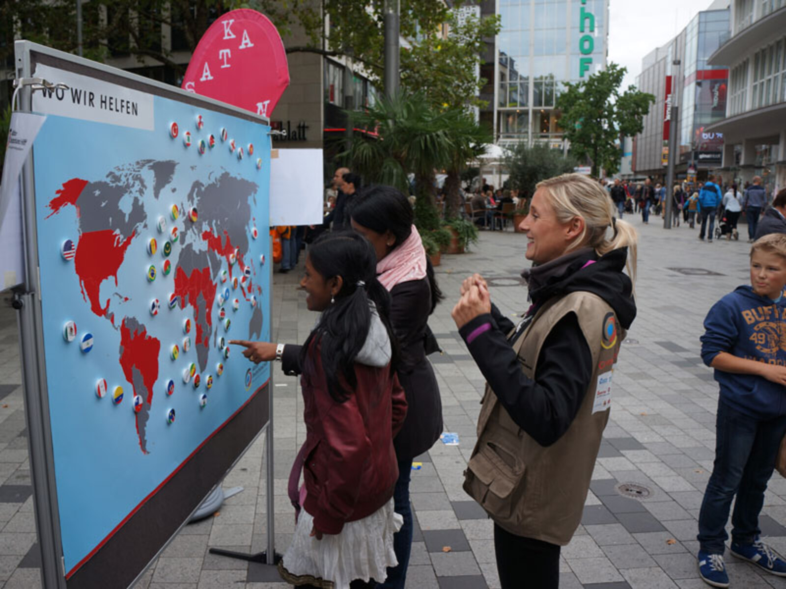Beim Länderquiz auf der riesigen magnetischen Weltkarte beeindruckten uns die Hannoveranerinnen und Hannoveraner mit ihren Geographiekenntnissen