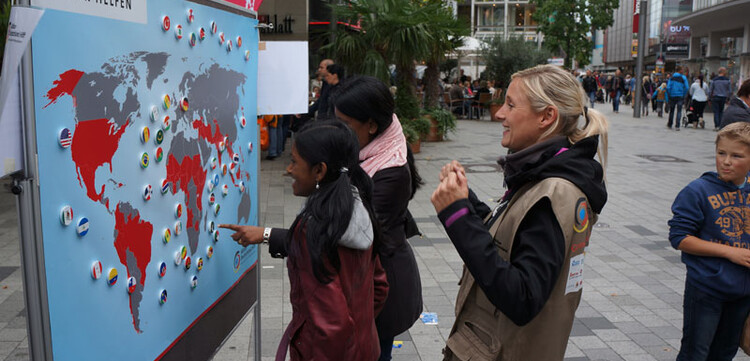 Beim Länderquiz auf der riesigen magnetischen Weltkarte beeindruckten uns die Hannoveranerinnen und Hannoveraner mit ihren Geographiekenntnissen