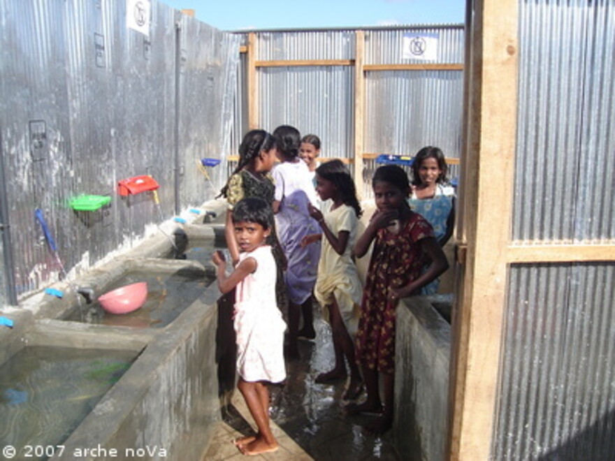 Sri Lanka: Waschplatz mit Kindern