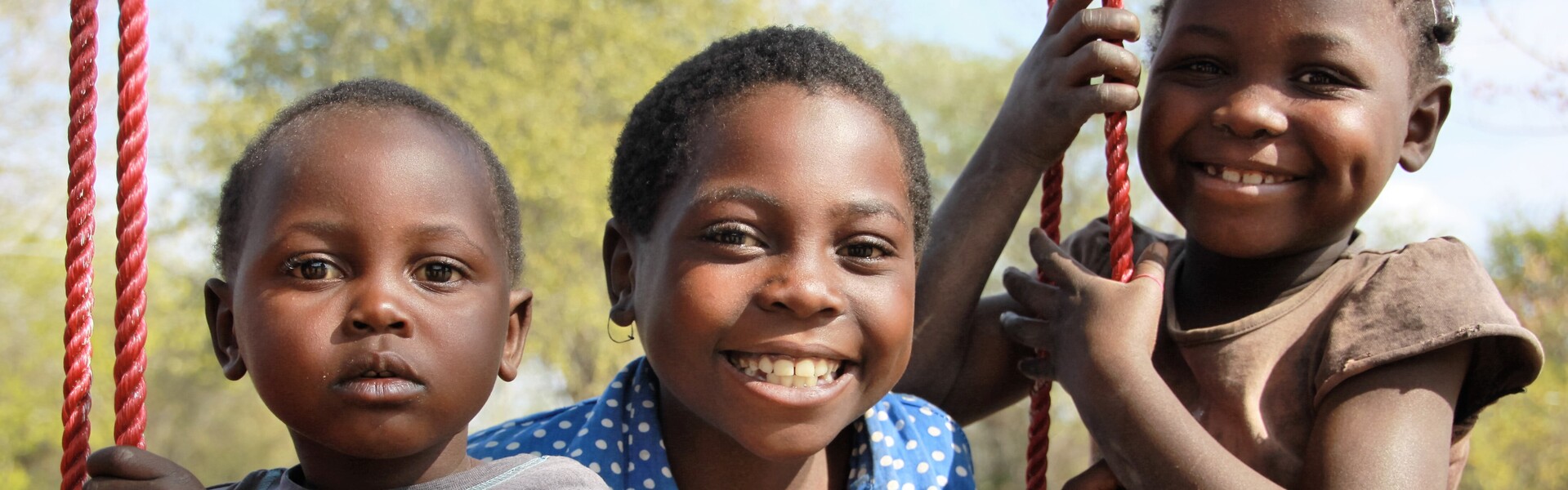 In Afrika spielen Dadiva und ihre Geschwister in Afrika.
