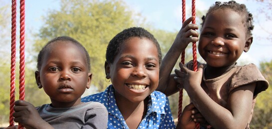 In Afrika spielen Dadiva und ihre Geschwister in Afrika.