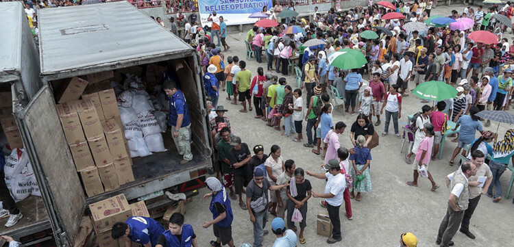 Menschen warten auf die von World Vision organisierte Verteilung von Hilfsgütern