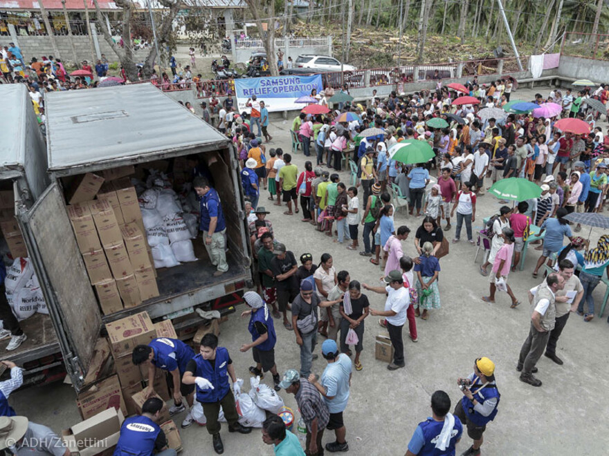 Menschen warten auf die von World Vision organisierte Verteilung von Hilfsgütern