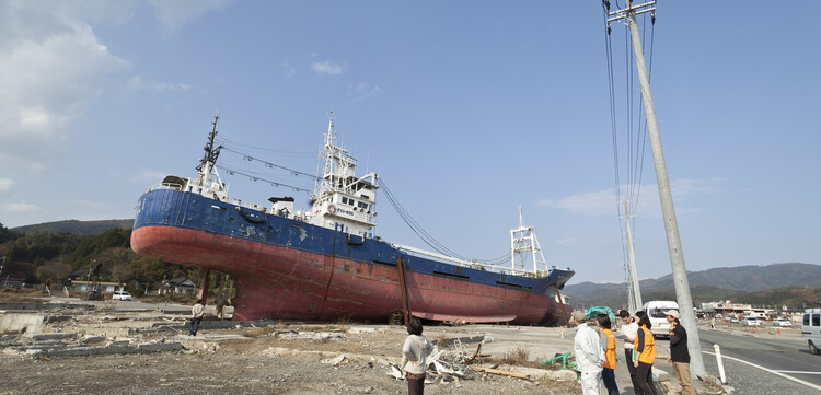 Ein gestrandetes Schiff in Japan nach dem Tsunami 2011 Ein gestrandetes Schiff in Japan nach dem Tsunami 2011