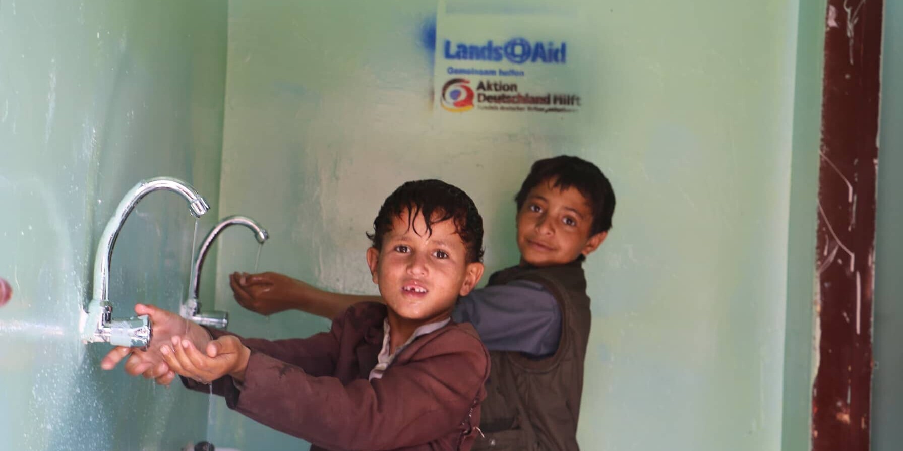 Kinder beim Händewaschen in einer Schule im Jemen Kinder beim Händewaschen in einer Schule im Jemen