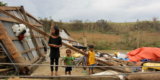 Philippinische Familie in einem von Taifun Mangkhut zerstörten Haus im Jahr 2018