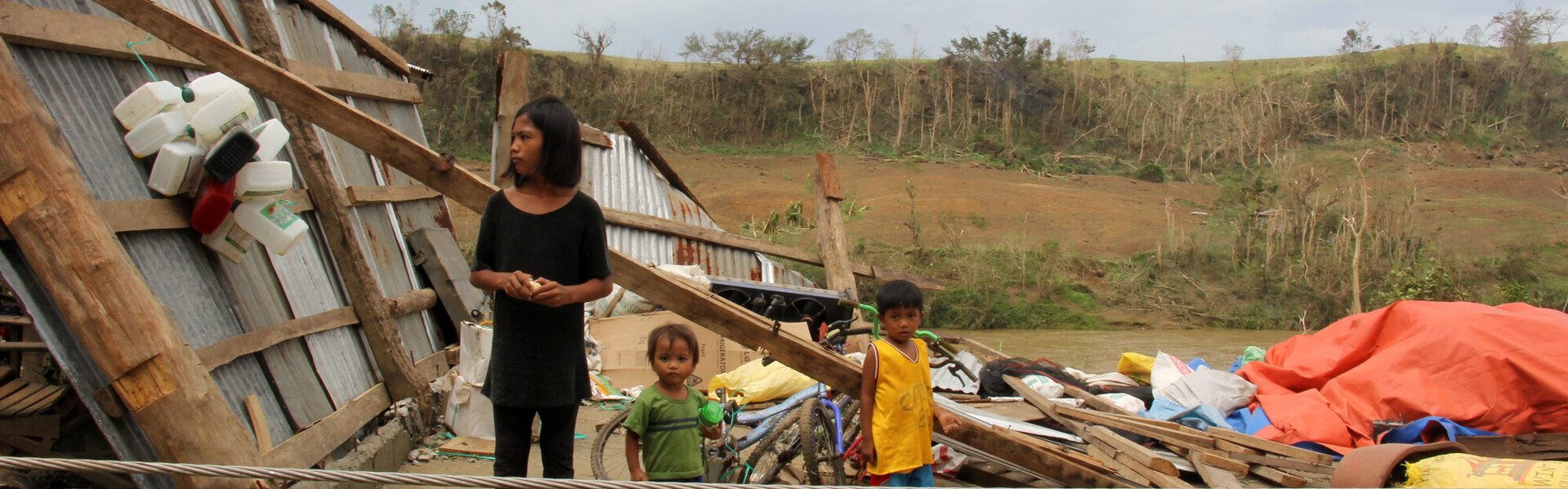 Philippinische Familie in einem von Taifun Mangkhut zerstörten Haus im Jahr 2018