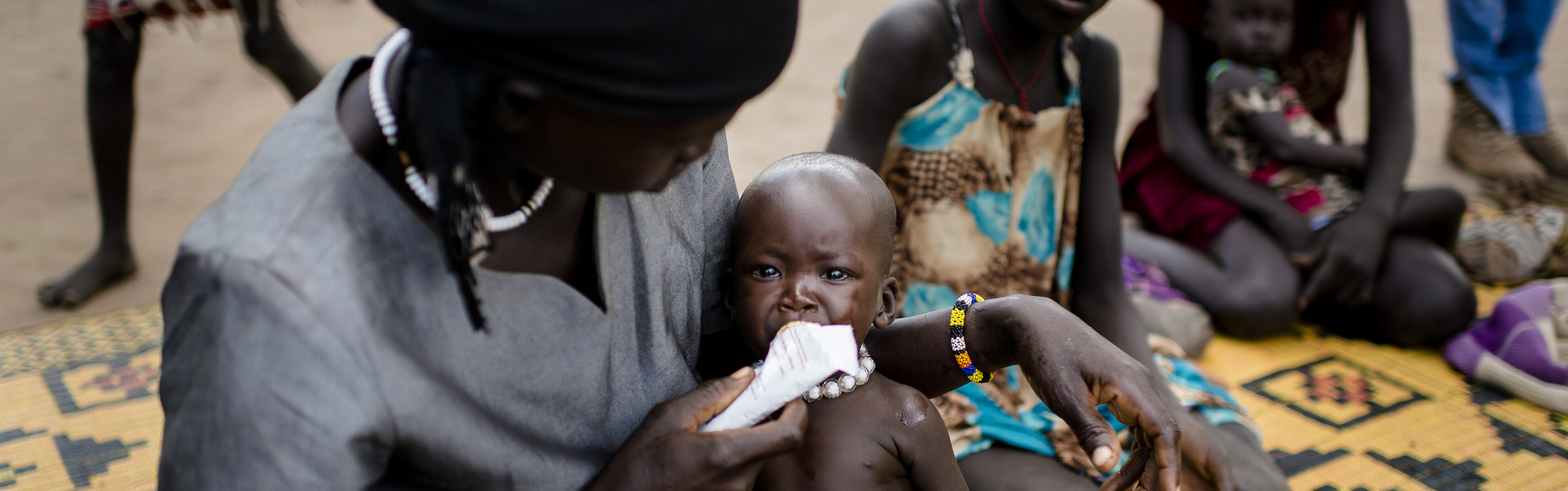 Im Südsudan versorgt eine Frau ihr unterernährtes Kind.