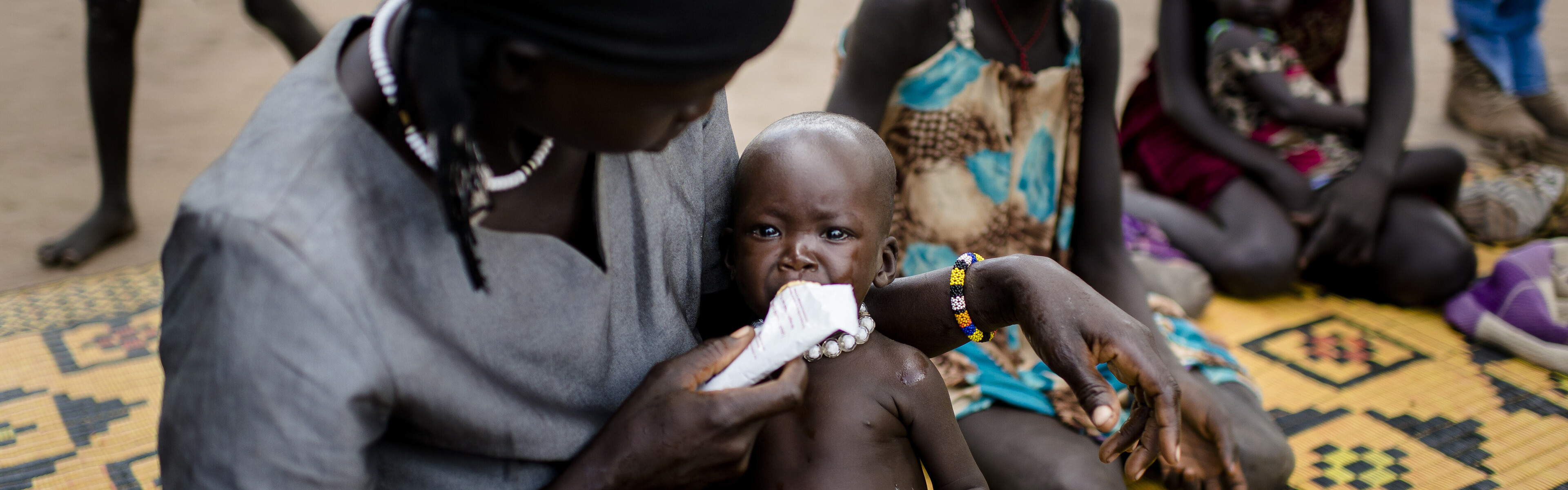 Im Südsudan versorgt eine Frau ihr unterernährtes Kind.