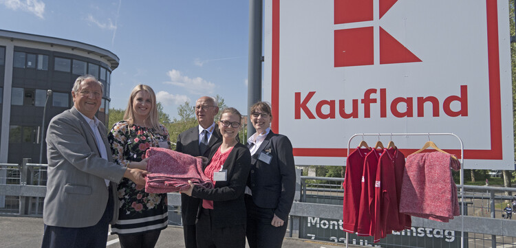 Symbolische Deckenübergabe(von links): Erich Lischek (Aktion Deutschland Hilft), Lavinia Kochanski (Kaufland), Harald Beese (Auslandshilfe des ASB), Melissa Brosig (Aktion Deutschland Hilft) und Inke Maleen Beese (ASB Hamburg Mitte) 