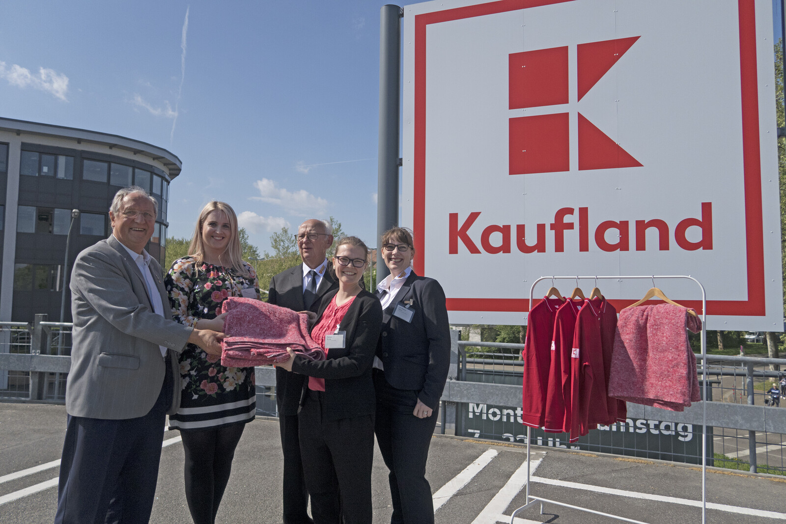 Symbolische Deckenübergabe(von links): Erich Lischek (Aktion Deutschland Hilft), Lavinia Kochanski (Kaufland), Harald Beese (Auslandshilfe des ASB), Melissa Brosig (Aktion Deutschland Hilft) und Inke Maleen Beese (ASB Hamburg Mitte) 