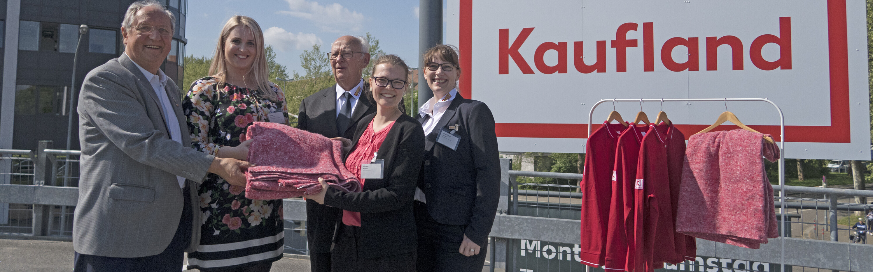 Symbolische Deckenübergabe(von links): Erich Lischek (Aktion Deutschland Hilft), Lavinia Kochanski (Kaufland), Harald Beese (Auslandshilfe des ASB), Melissa Brosig (Aktion Deutschland Hilft) und Inke Maleen Beese (ASB Hamburg Mitte) 