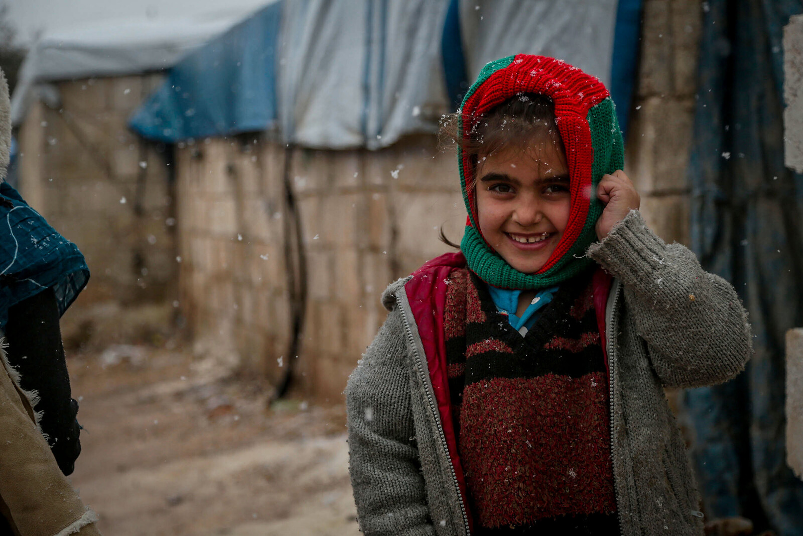 Ein syrisches Mädchen steht in einem Flüchtlingslager.