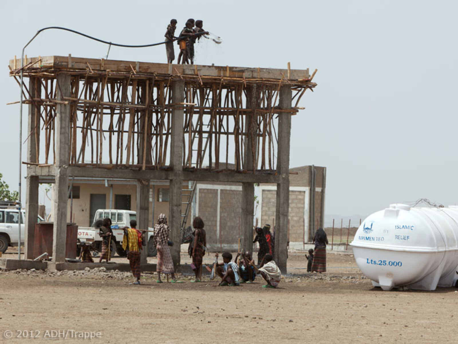 In der Savanne des Awash-Tals hat Islamic Relief neben einer Gesundheitsstation einen Brunnen gebohrt, um Wasser zu fördern.
