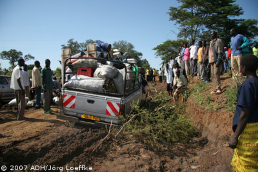 Flut Afrika: festgefahrener Transporter auf der Strasse von Soroti nach Amugo