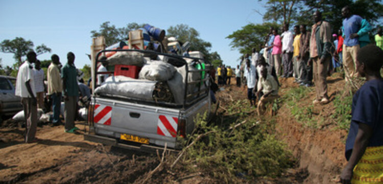 Flut Afrika: festgefahrener Transporter auf der Strasse von Soroti nach Amugo