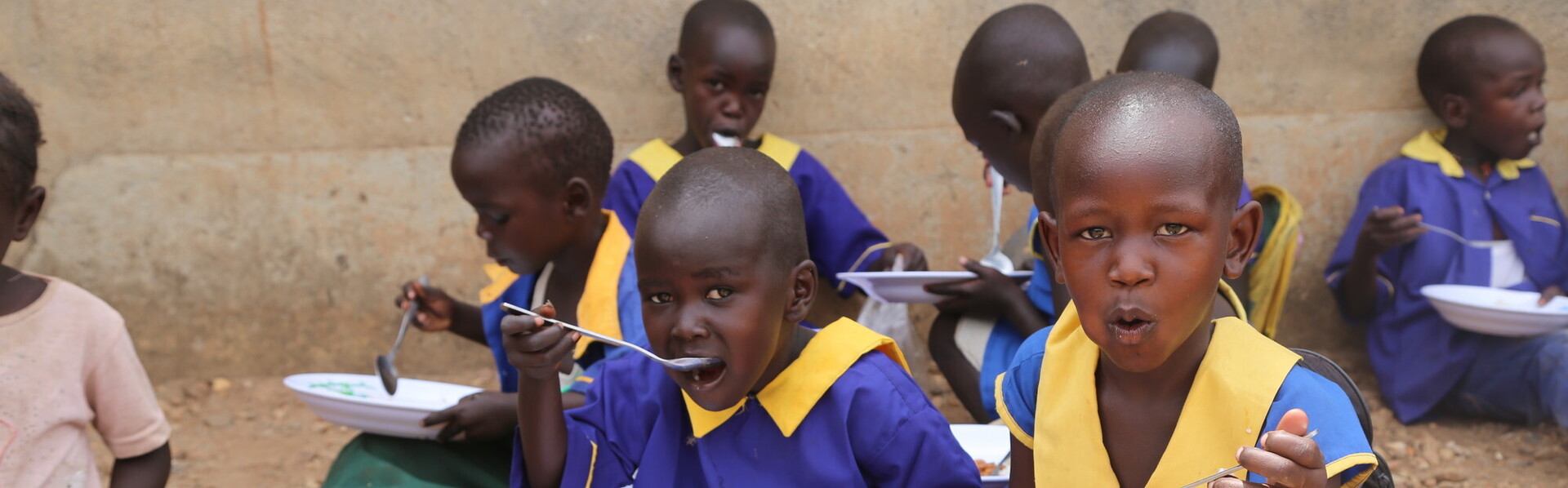 Kinder im Südsudan bei einer Schulspeisung 