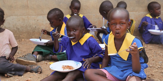 Kinder im Südsudan bei einer Schulspeisung 