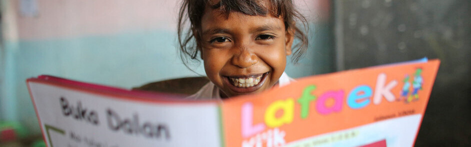 Ein Mädchen bei einem Bildungsprojekt in Timor-Leste von CARE, einer Bündnisorganisation von Aktion Deutschland Hilft