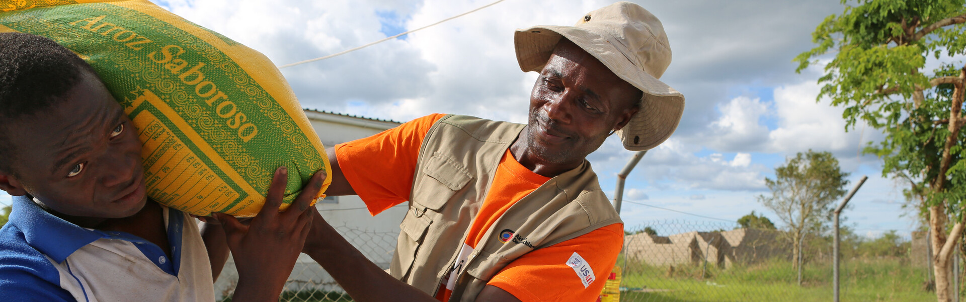 Helfer von World Vision verteilen in Mosambik Lebensmittel an die Opfer des Zyklons Idai