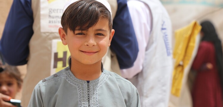 Ein Junge mit Kopfbedeckung in Afghanistan