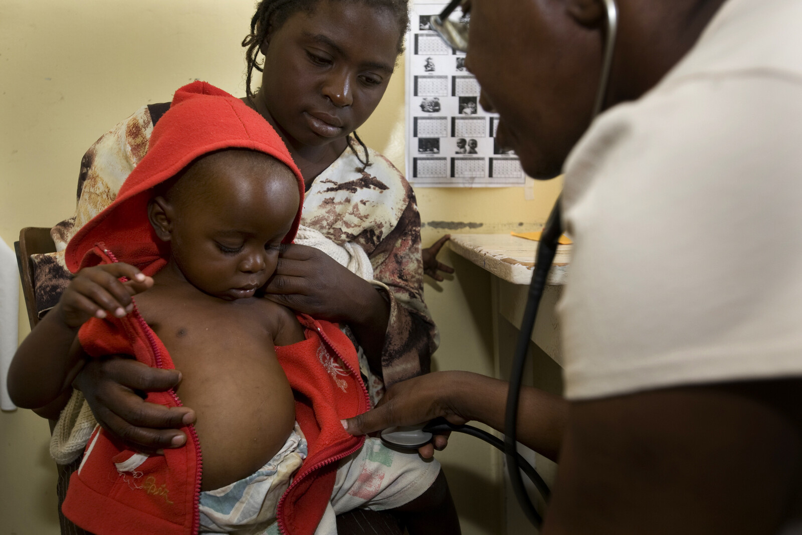 Ein Kind wird von einem Arzt in Simbabwe untersucht (Archiv-/Symbolbild)