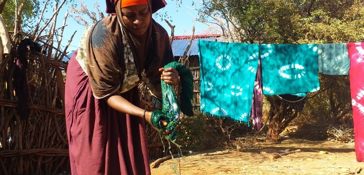Maryam Maalim Aden aus Somalia färbt Kleidung in Batik-Optik ein Maryam Maalim Aden aus Somalia färbt Kleidung in Batik-Optik ein