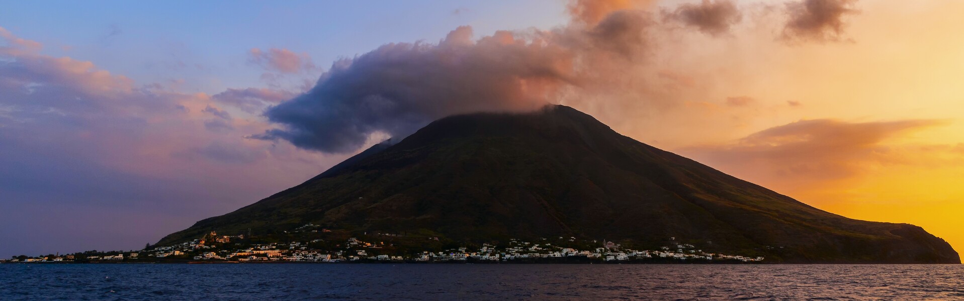 Der Stromboli vor Sizilien ist ein aktiver Vulkan