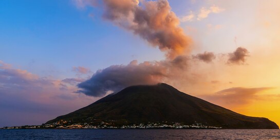 Der Stromboli vor Sizilien ist ein aktiver Vulkan