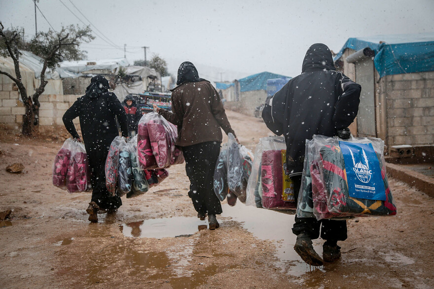 Eine Hilfsorganisation hat Decken an Menschen in einem syrischen Flüchtlingscamp verteilt Eine Hilfsorganisation hat Decken an Menschen in einem syrischen Flüchtlingscamp verteilt