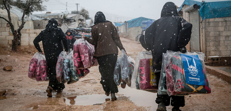 Eine Hilfsorganisation hat Decken an Menschen in einem syrischen Flüchtlingscamp verteilt Eine Hilfsorganisation hat Decken an Menschen in einem syrischen Flüchtlingscamp verteilt