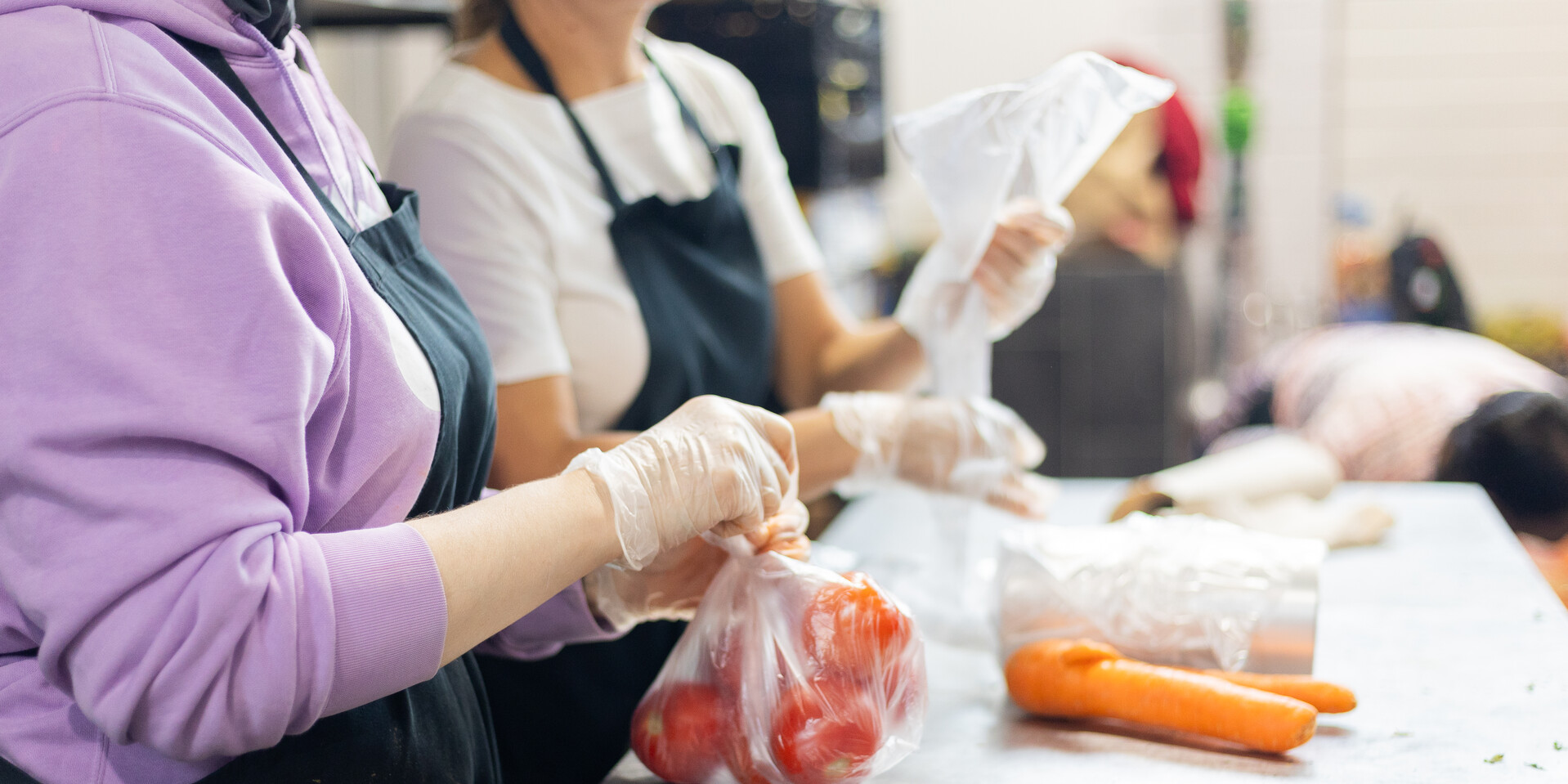 Helfer:innen der Tafeln NRW verpacken Lebensmittel