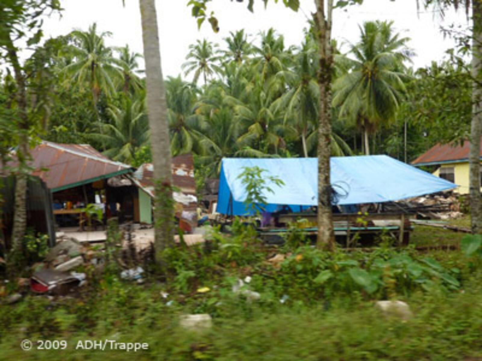 Katastrophen Südostasien: Zeltplane als Notunterkunft