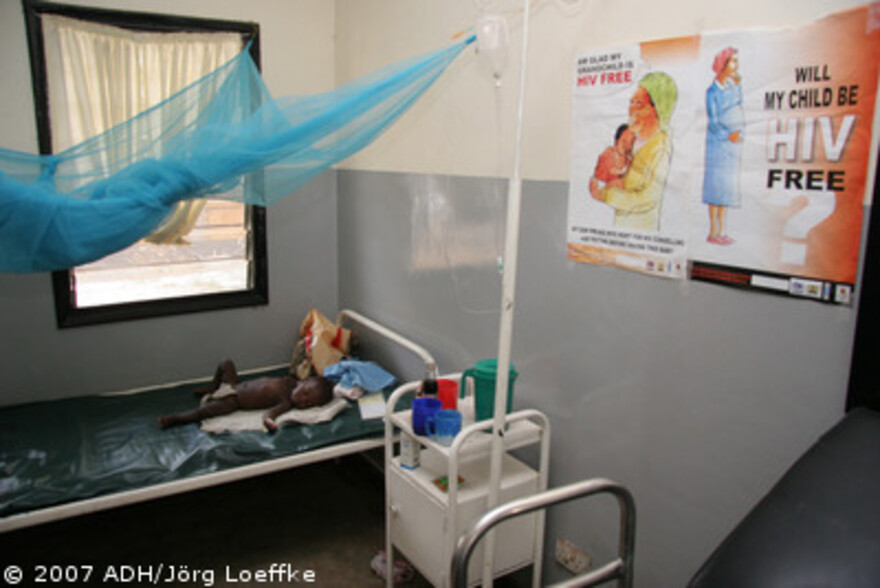 Flut Afrika: Kind im Bett neben HIV Plakat