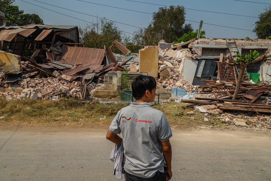 Ein Helfer der Hilfsorganisation Johanniter nach Erdbeben in Myanmar Ein Helfer der Hilfsorganisation Johanniter nach Erdbeben in Myanmar