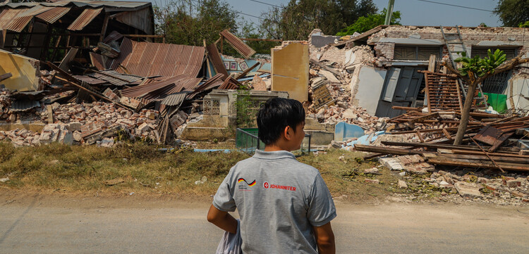 Ein Helfer der Hilfsorganisation Johanniter nach Erdbeben in Myanmar Ein Helfer der Hilfsorganisation Johanniter nach Erdbeben in Myanmar