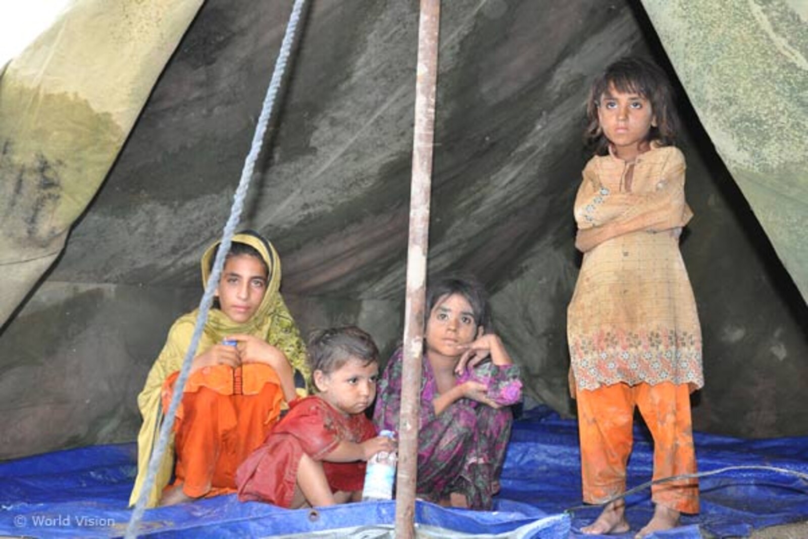 kinderimzelt Flut Pakistan: Kinder im Zelt