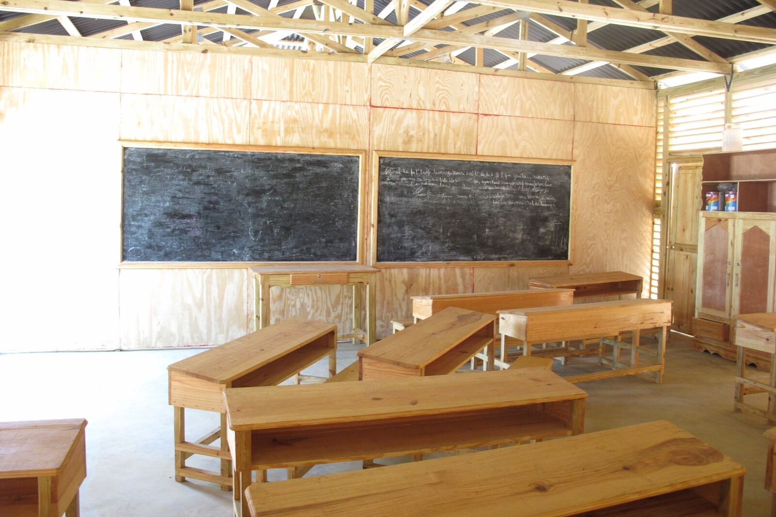 Ein neues Klassenzimmer mit Tafel