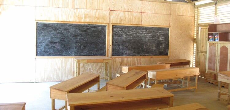 Ein neues Klassenzimmer mit Tafel