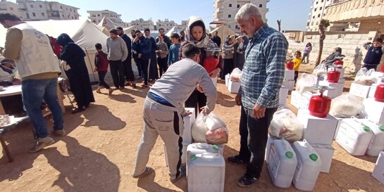 Ein Helfer leistet Menschen in Syrien Nothilfe