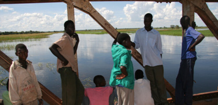 Flut Afrika: Menschen beobachten den Wasserstand