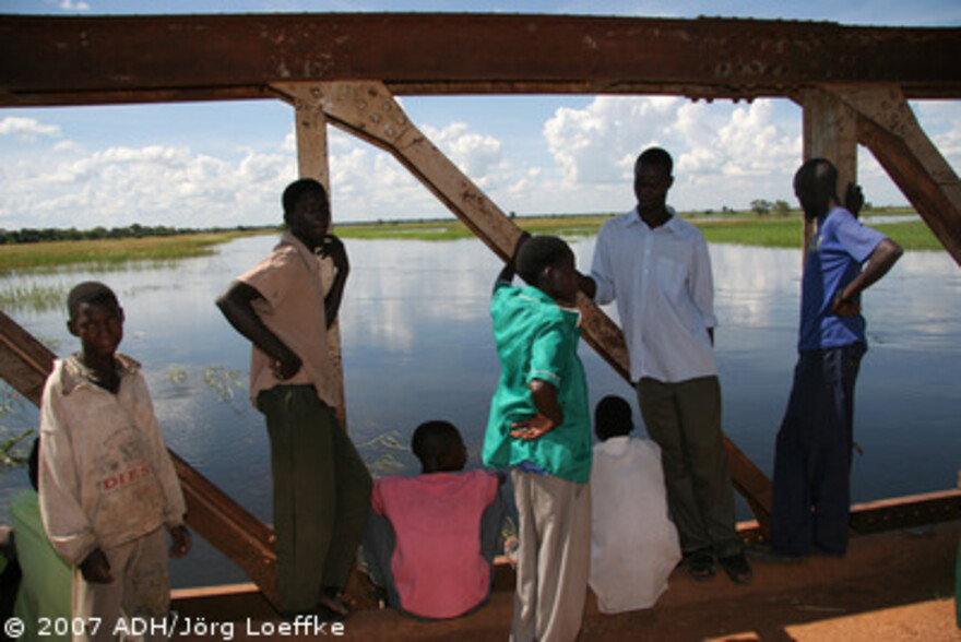 Flut Afrika: Menschen beobachten den Wasserstand