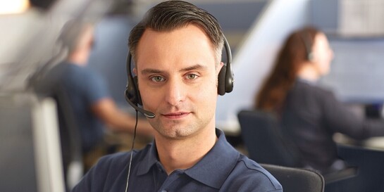 Ein Service-Mitarbeiter der Johanniter am Seelsorgetelefon
