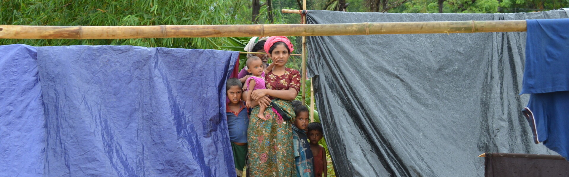 Geflüchtete Familie in einem Camp für Rohingya in Bangladesch